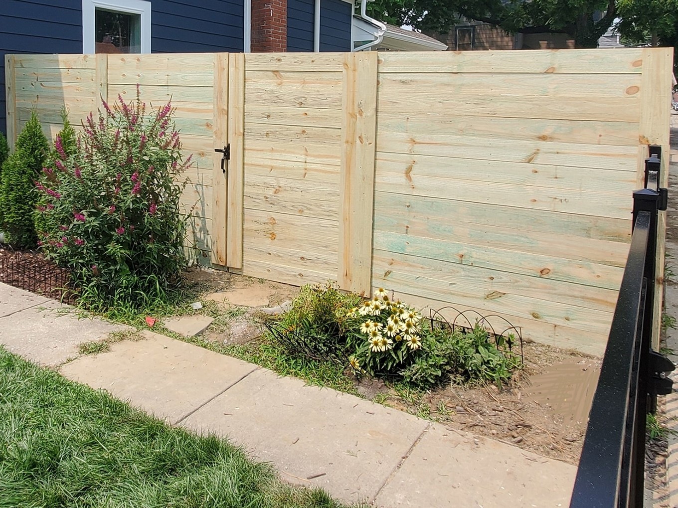 Photo of horizontal wood fence